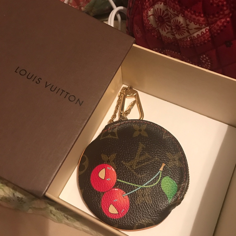 LE LOUIS VUITTON CHERISE COIN HOLDER